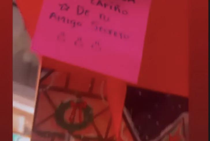 Así dejó ver la nota del regalo que recibió Andrea Legarreta&nbsp;