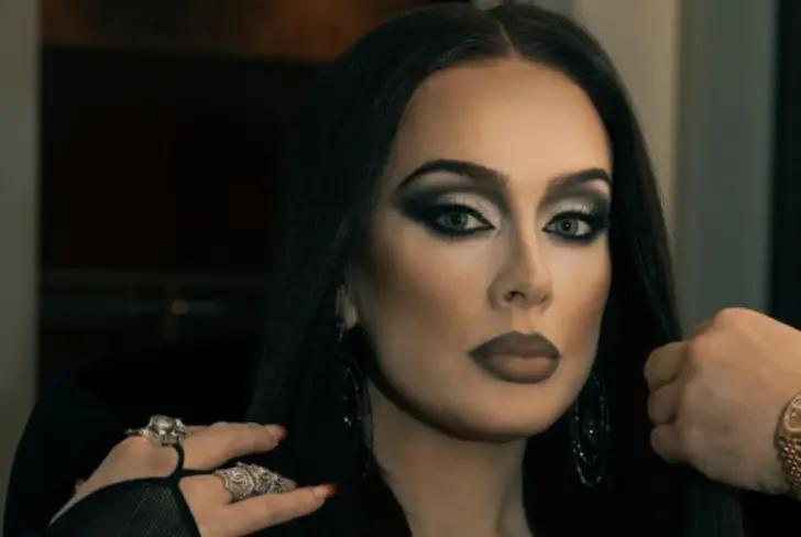 Adele decidió ser Morticia Adams