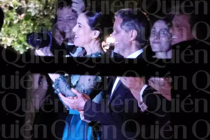 Luis Miguel detrás de Stephanie Salas. Fotos de la revista Quién.