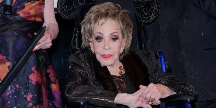 (VIDEO) Así llegó la carroza fúnebre al hospital donde Silvia Pinal, última diva del cine mexicano, falleció