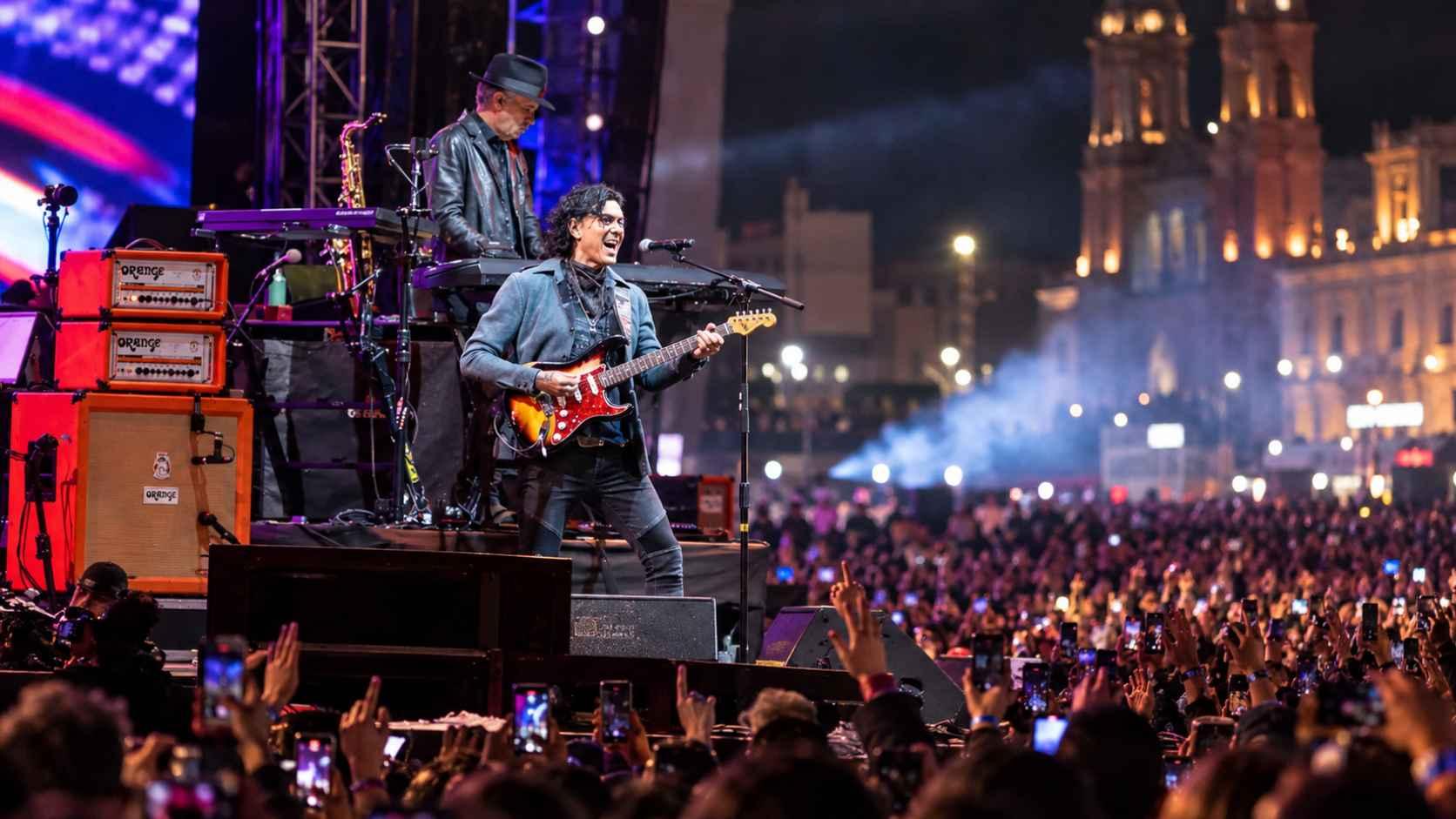 concierto de Caifanes ante una multitud, con el escenario iluminado 