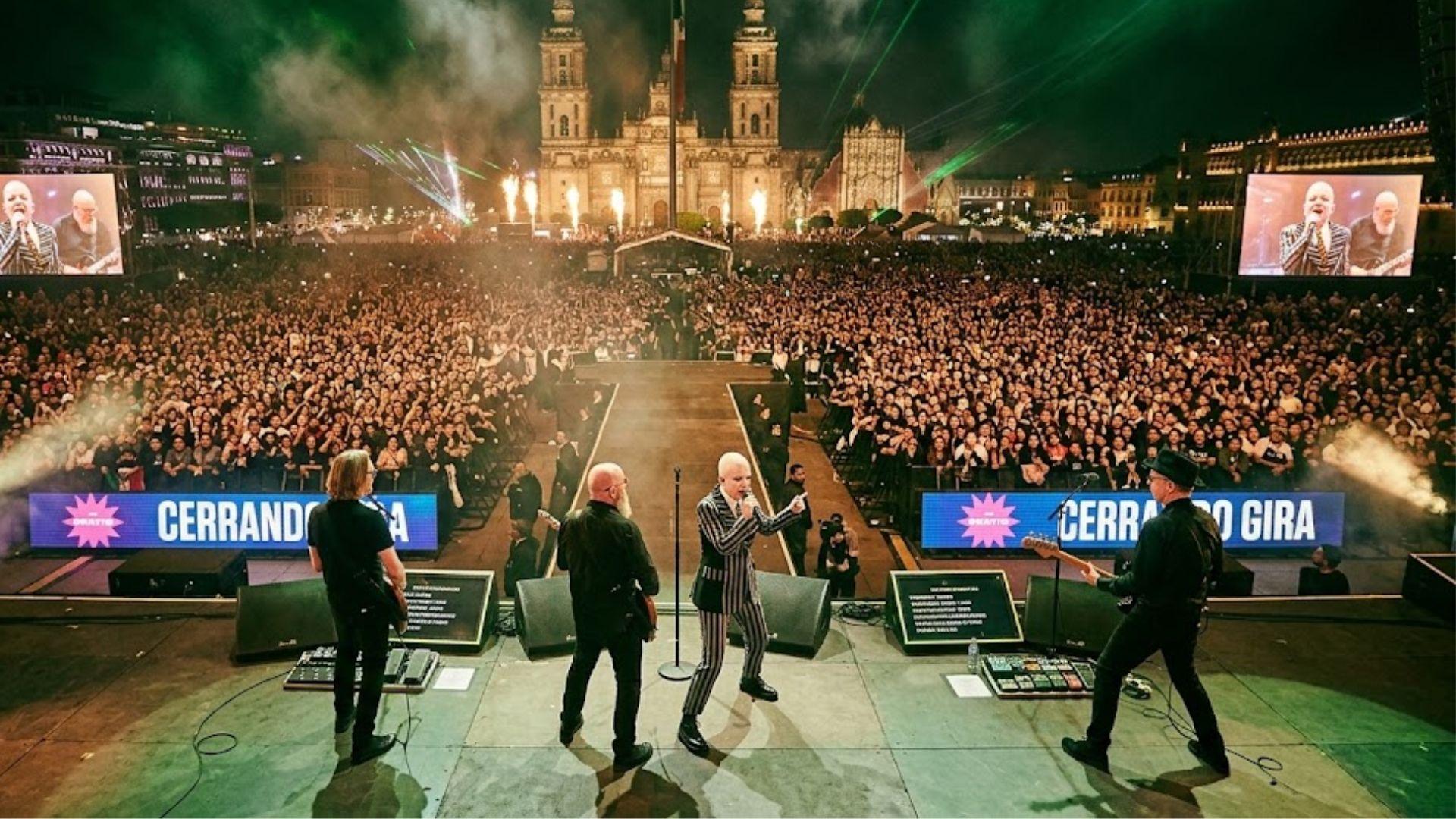 Garbage tocando de espaldas en el escenario del Zócalo
