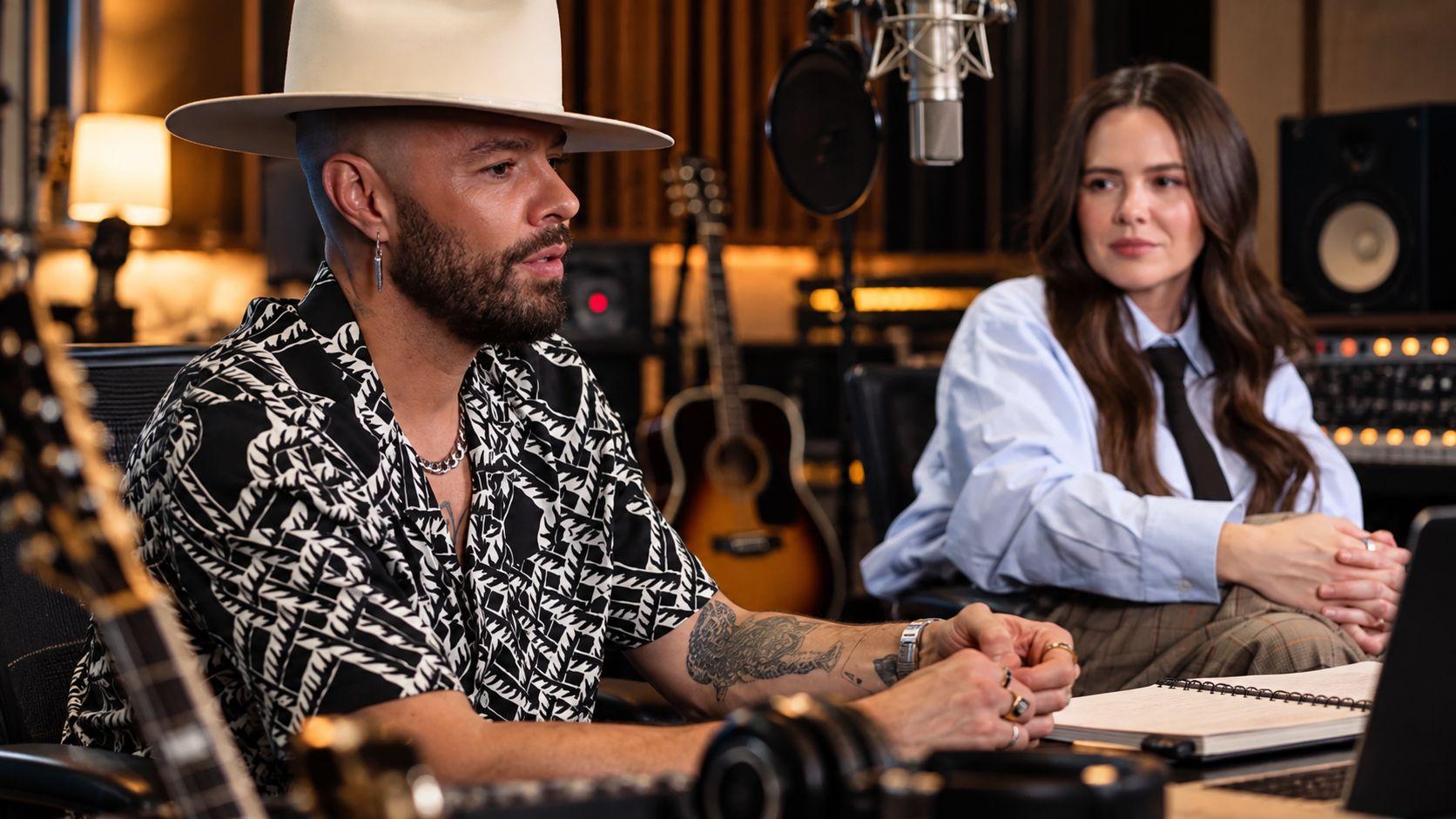 Jesse Huerta y Joy en un estudio de grabación con guitarras, micrófonos y equipos musicales al fondo.