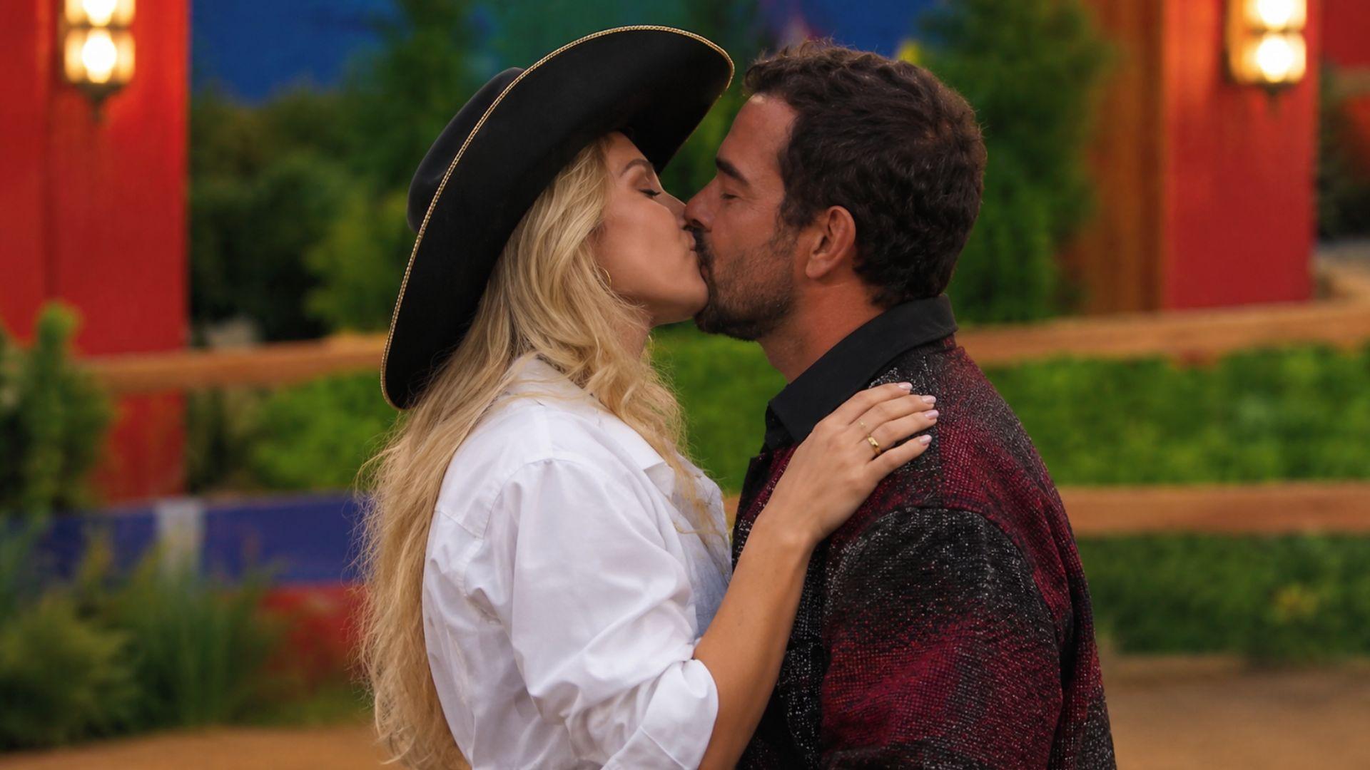 Pablo Montero y Natalia Alcocer protagonizan un beso durante una transmisión de La Granja VIP.