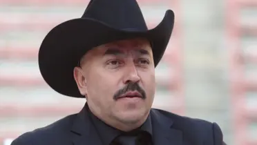 Lupillo Rivera es exhibido por modelo 